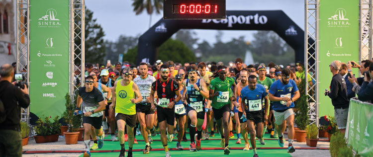 Atletas na partida do Sintra Trail Monte da Lua — fotografia ilustrativa
