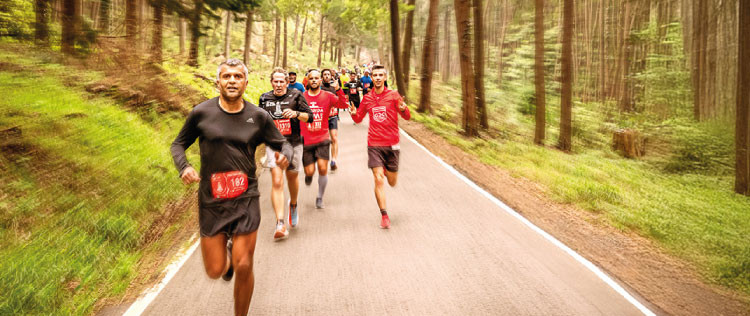 Participantes na Corrida Fim da Europa, em Sintra — fotografia ilustrativa